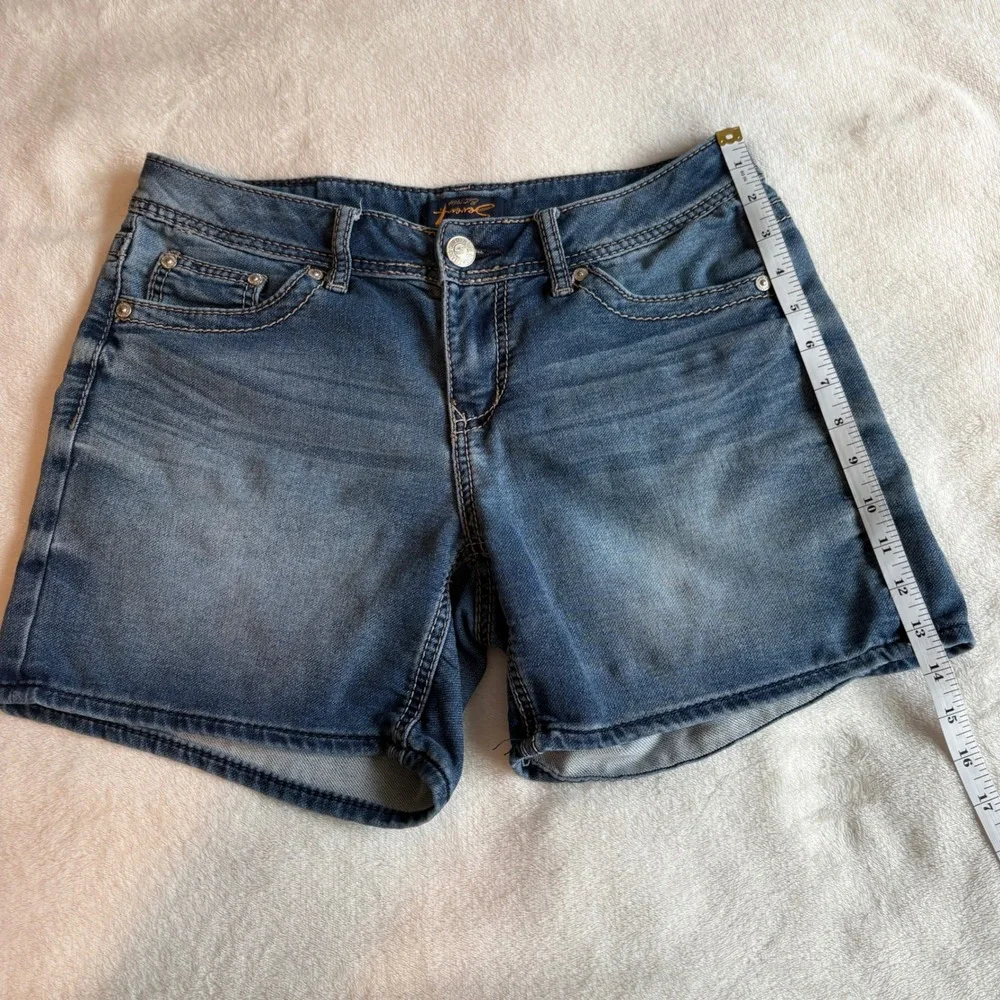 Seven7 Womens Denim Shorts Medium Wash Embroidered‎ Pockets Size 6 Mid Rise Boho